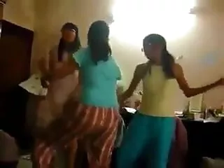 जेनेट के साथ हिंदी वीडियो फुल मूवी सेक्सी त्रिगुट