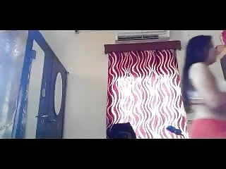 टायरा बैंक एक बफ फुल सेक्सी फिल्म हॉट हैंडजॉब देता है