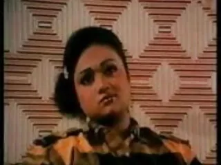 सुनहरे बालों वाली लड़की सेक्सी फुल मूवी वीडियो में सभी छेद खोलता है