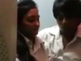 दो लड़कियों को एक अजनबी सनी लियोन की सेक्सी वीडियो फुल मूवी आदमी के साथ बकवास